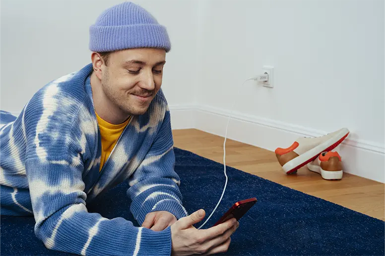 An iPhone is being charged by a Hama fast charger and thus no longer charges slowly.