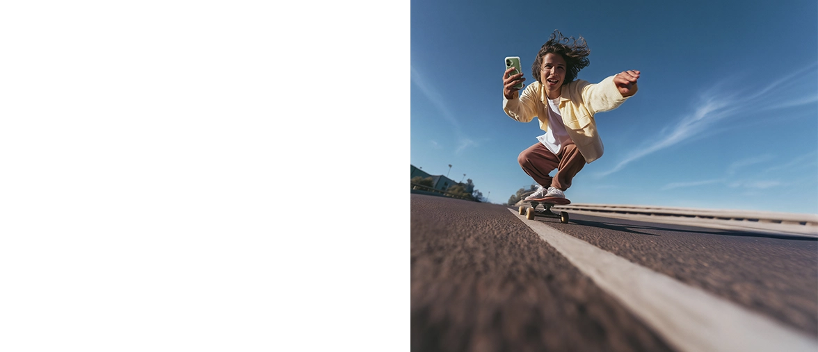 Eine Frau fährt auf dem Skateboard und nimmt die Fahrt mit dem Handy auf.