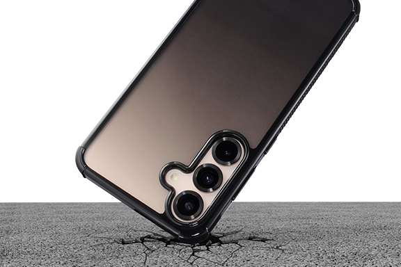 A smartphone falls onto an asphalt floor, but remains unscathed thanks to the Hama "Extreme Protect" mobile phone case.