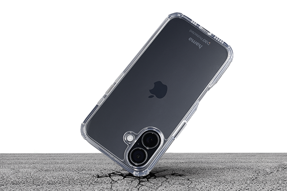 The smartphone is in the Hama ‘Extreme Protect’ mobile phone case and falls onto an asphalt floor. But it is protected from damage and remains undamaged.