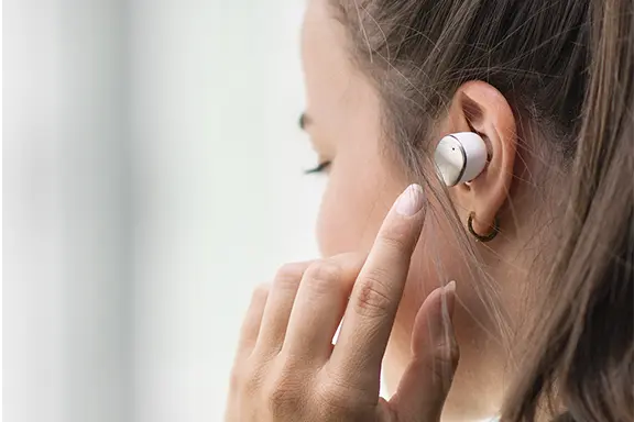 The headphones are operated via the touch control.