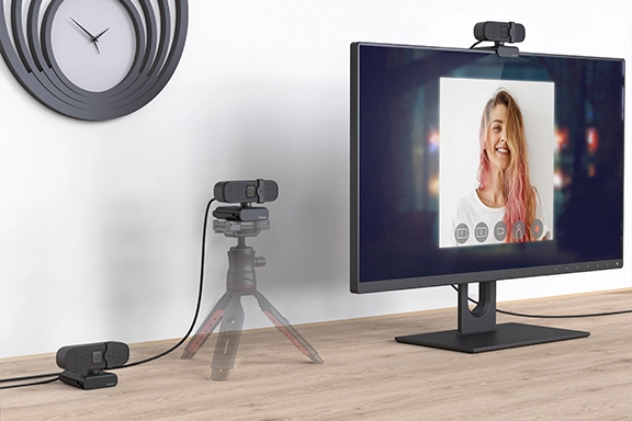 A set-up desk with screen and three mounting options for the Hama PC webcam "C-400", 1080p: standing, on a tripod or mounted on a screen