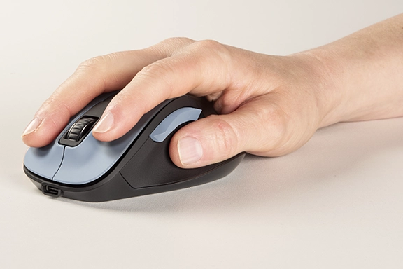 A right hand operates the Hama "MW-500 Recharge" 6-button optical wireless mouse