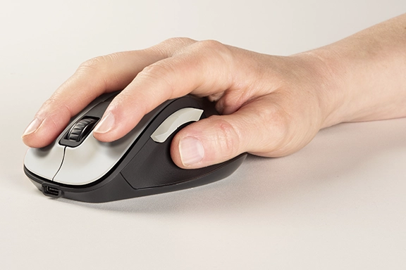A right hand operates the Hama "MW-500 Recharge" 6-button optical wireless mouse