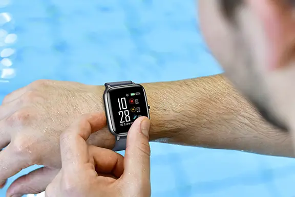 Fit Watch 4900 while swimming.