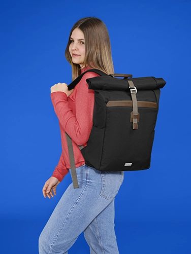 A young woman casually carries the Hama "Silvan" laptop backpack over her shoulder